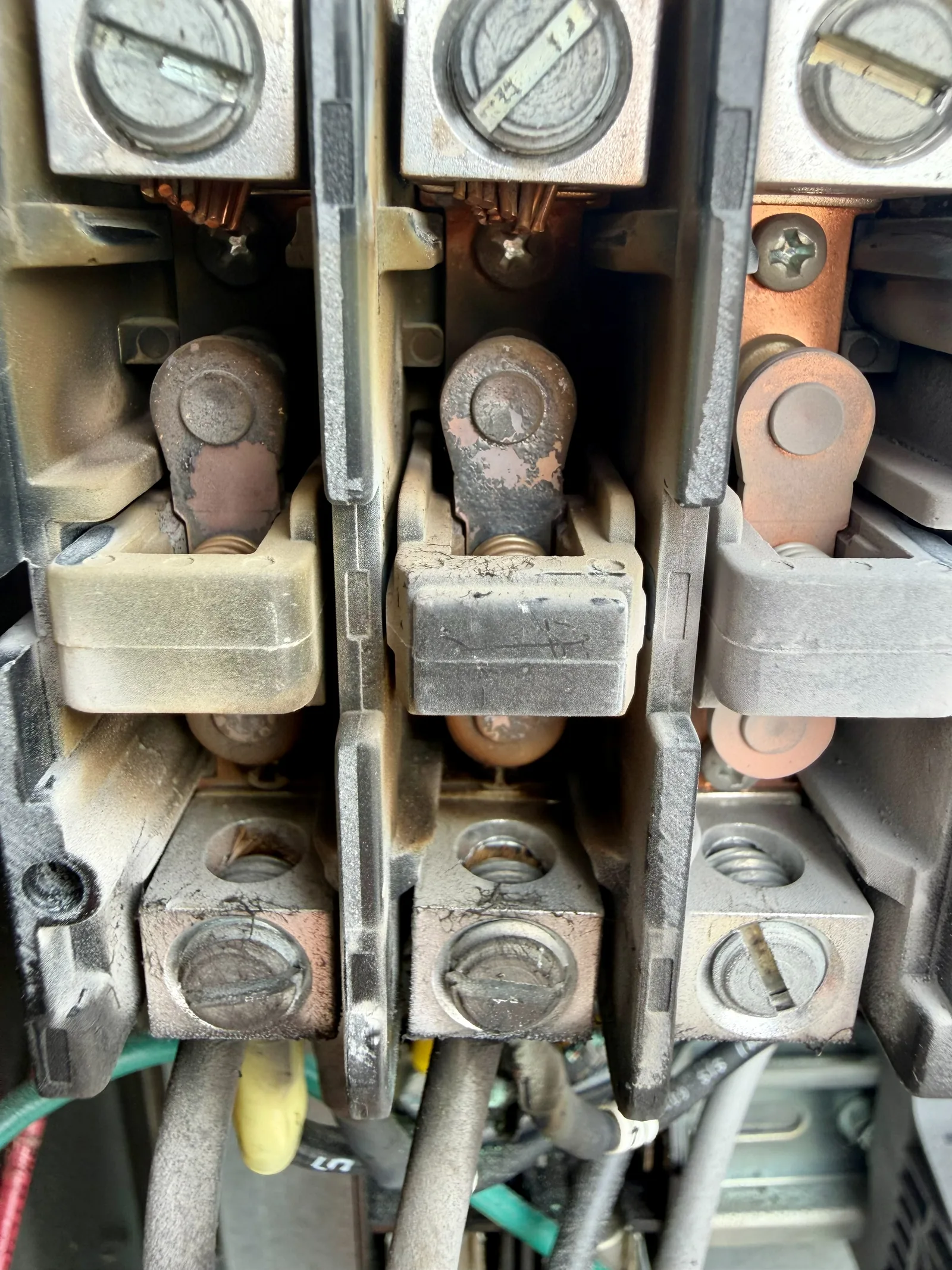 Internal contactor contacts documented during Stuart walk-in cooler no-cooling diagnosis