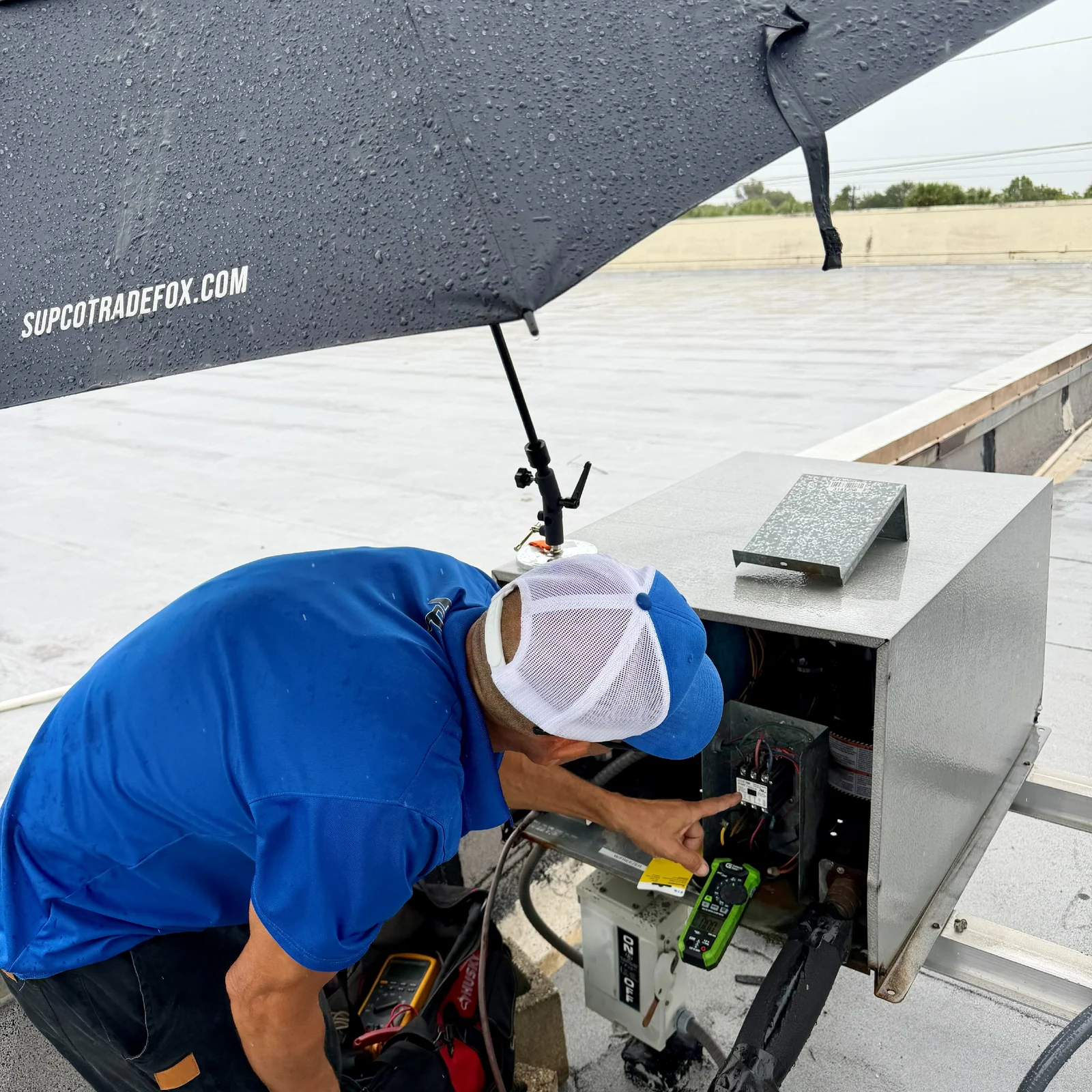 2R Cooling technician diagnosing walk-in freezer rooftop refrigeration equipment in Jensen Beach, Florida